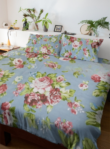 Elegant Floral King Bed Sheet Set – Cotton Bedding with Blue Base and Blooming Rose Design